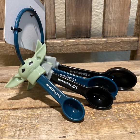 Disney’s Star Wars The Mandalorian & Baby Yoda Plastic Measuring Spoons Set of 4 - Picture 2 of 16